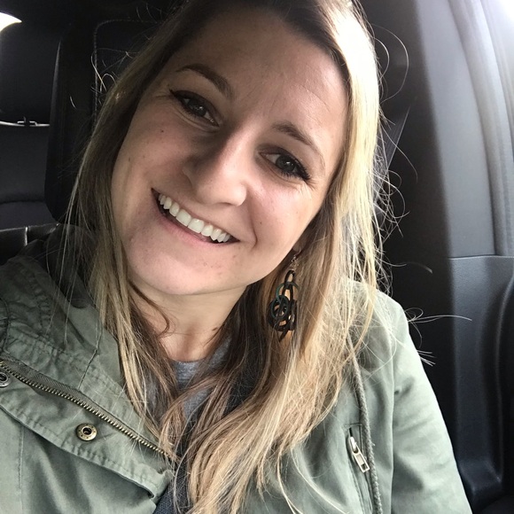 Meet your Posher, Courtney - Picture 1 of 1